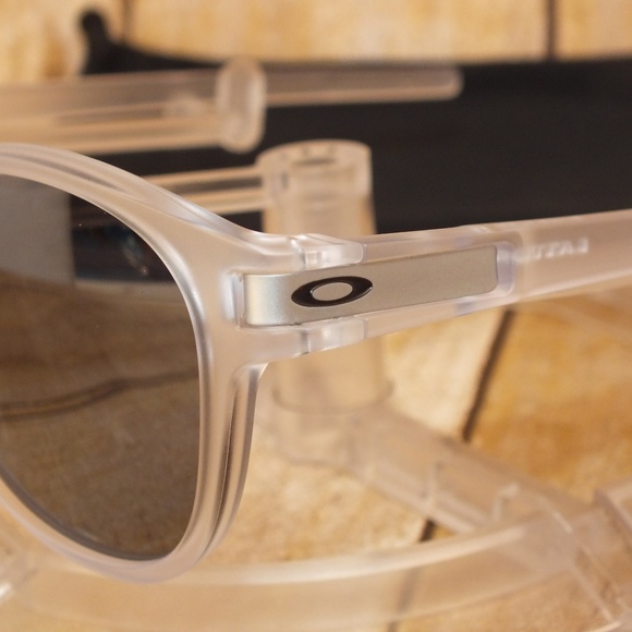 NEW Oakley Latch Matte Clear/Black Iridium UNISEX - Picture 2 of 8